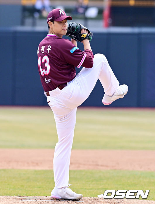 [OSEN=수원, 지형준 기자] 20일 경기도 수원 KT위즈파크에서 ‘2026 신한 SOL KBO리그’ 시범경기 KT 위즈와 키움 히어로즈의 경기가 열렸다.KT는 10위(1승 2무 4패), 키움는 공동 8위(2승 1무 4패)를 기록중이다. 1회말 키움 정현우가 역투하고 있다. 2026.03.20&nbsp;/ jpnews@osen.co.kr