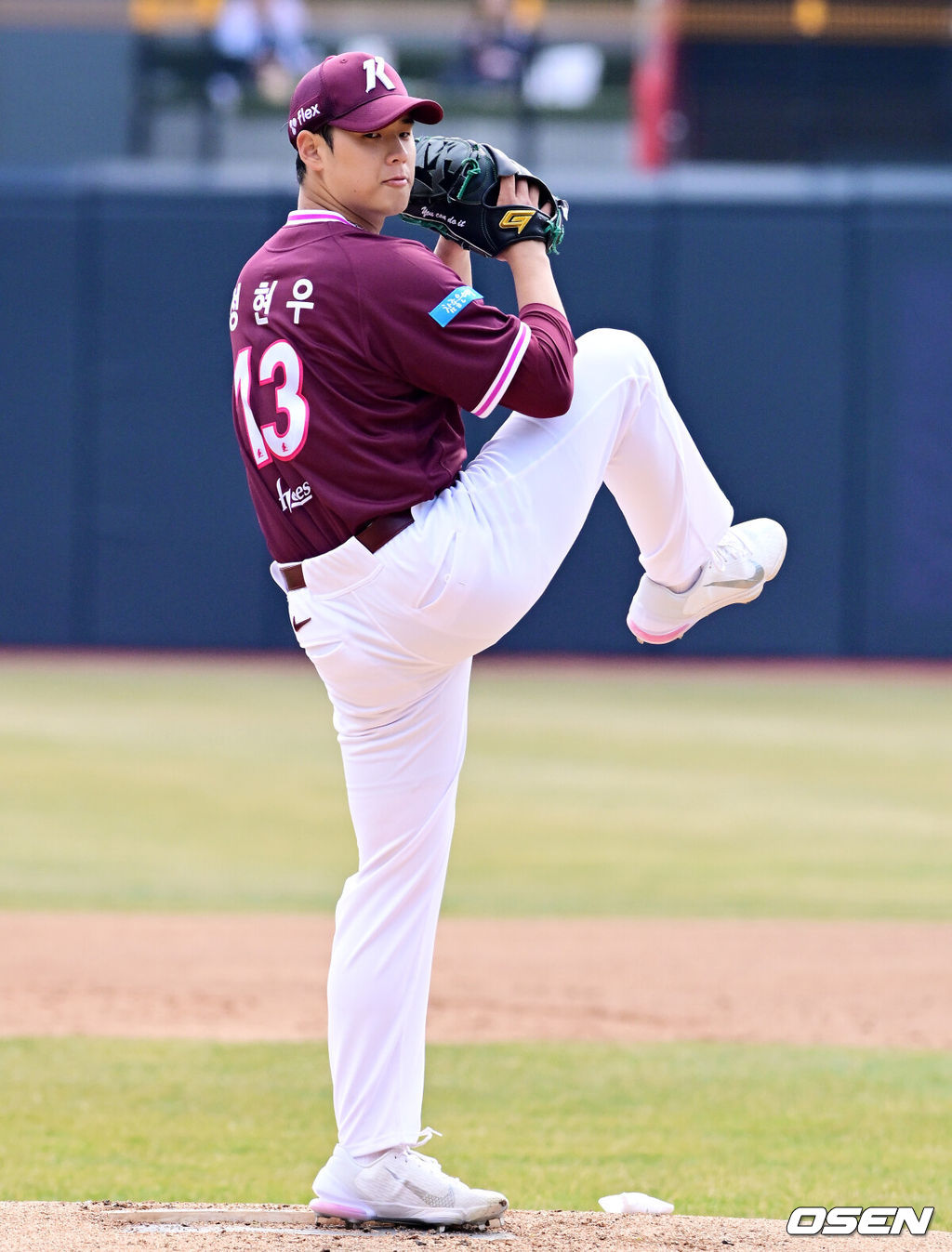 20일 경기도 수원 KT위즈파크에서 ‘2026 신한 SOL KBO리그’ 시범경기 KT 위즈와 키움 히어로즈의 경기가 열렸다.KT는 10위(1승 2무 4패), 키움는 공동 8위(2승 1무 4패)를 기록중이다. 1회말 키움 정현우가 역투하고 있다. 2026.03.20 / jpnews@osen.co.kr