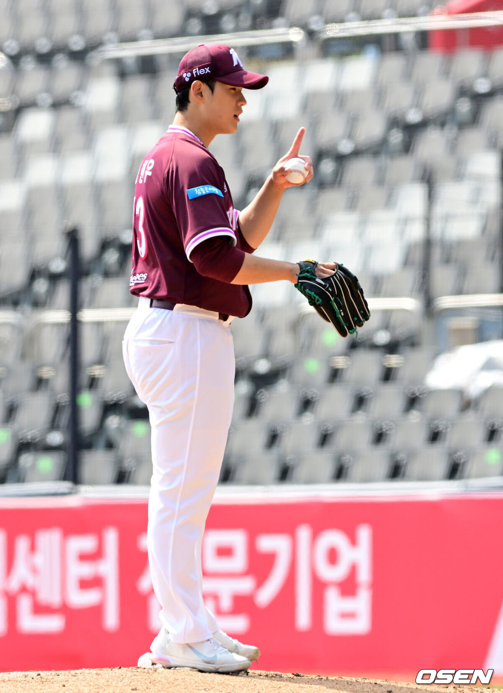 20일 경기도 수원 KT위즈파크에서 ‘2026 신한 SOL KBO리그’ 시범경기 KT 위즈와 키움 히어로즈의 경기가 열렸다.KT는 10위(1승 2무 4패), 키움는 공동 8위(2승 1무 4패)를 기록중이다. 3회말 키움 정현우가 투구를 준비하고 있다. 2026.03.20 / jpnews@osen.co.kr