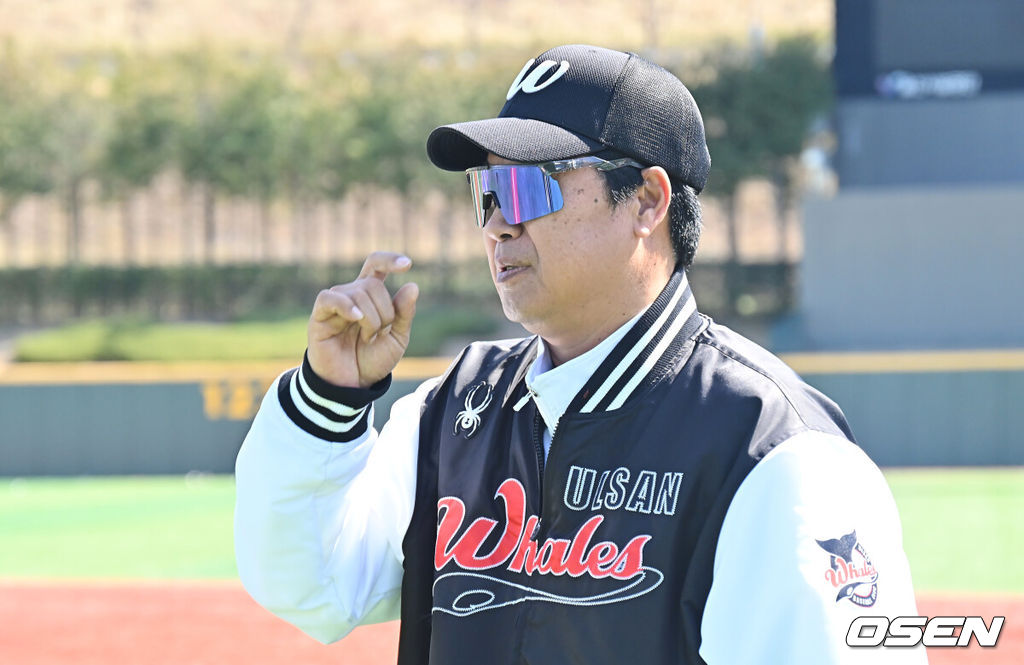 20일 울산 문수야구장에서 2026 메디힐 KBO 퓨처스리그 울산 웨일즈와 롯데 자이언츠의 경기가 열린다. KBO 퓨처스리그에 참여하는 첫 시민 구단 울산 웨일즈가 창단 첫 경기에서 어떤 경기력을 선보일지 기대된다.울산 웨일즈 장원진 감독이 선수들의 훈련을 지켜보고 있다. 2026.03.20 / foto0307@osen.co.kr