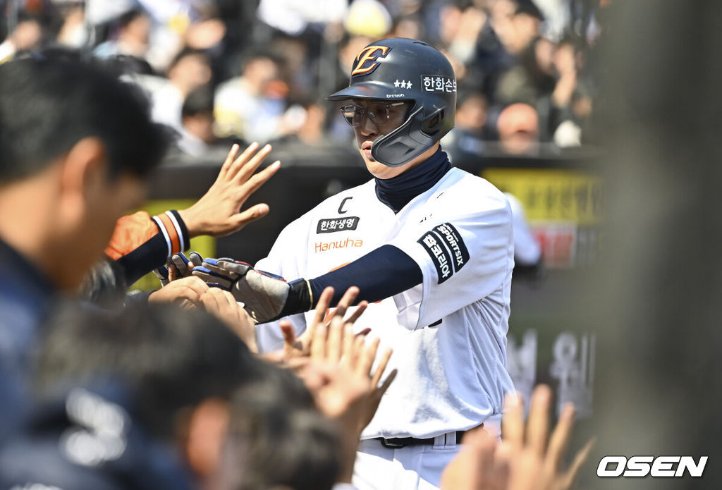 20일 오후 대전 한화생명볼파크에서 2026 신한 SOL KBO 리그 시범경기 한화 이글스와 KIA 타이거즈의 경기를 진행됐다.전날 한화는 4-5로 끌려가다 9회말 허인서의 동점 홈런과 김태연의 끝내기 홈런으로 7-5 역전승을 거두고 2연패를 끊었다.2회말 무사 만루 한화 심우준의 역전 1타점 희생플라이때 3루 주자 채은성이 태그업 득점 후 동료들의 축하를 받고 있다.    2026.03.20 / soul1014@osen.co.kr