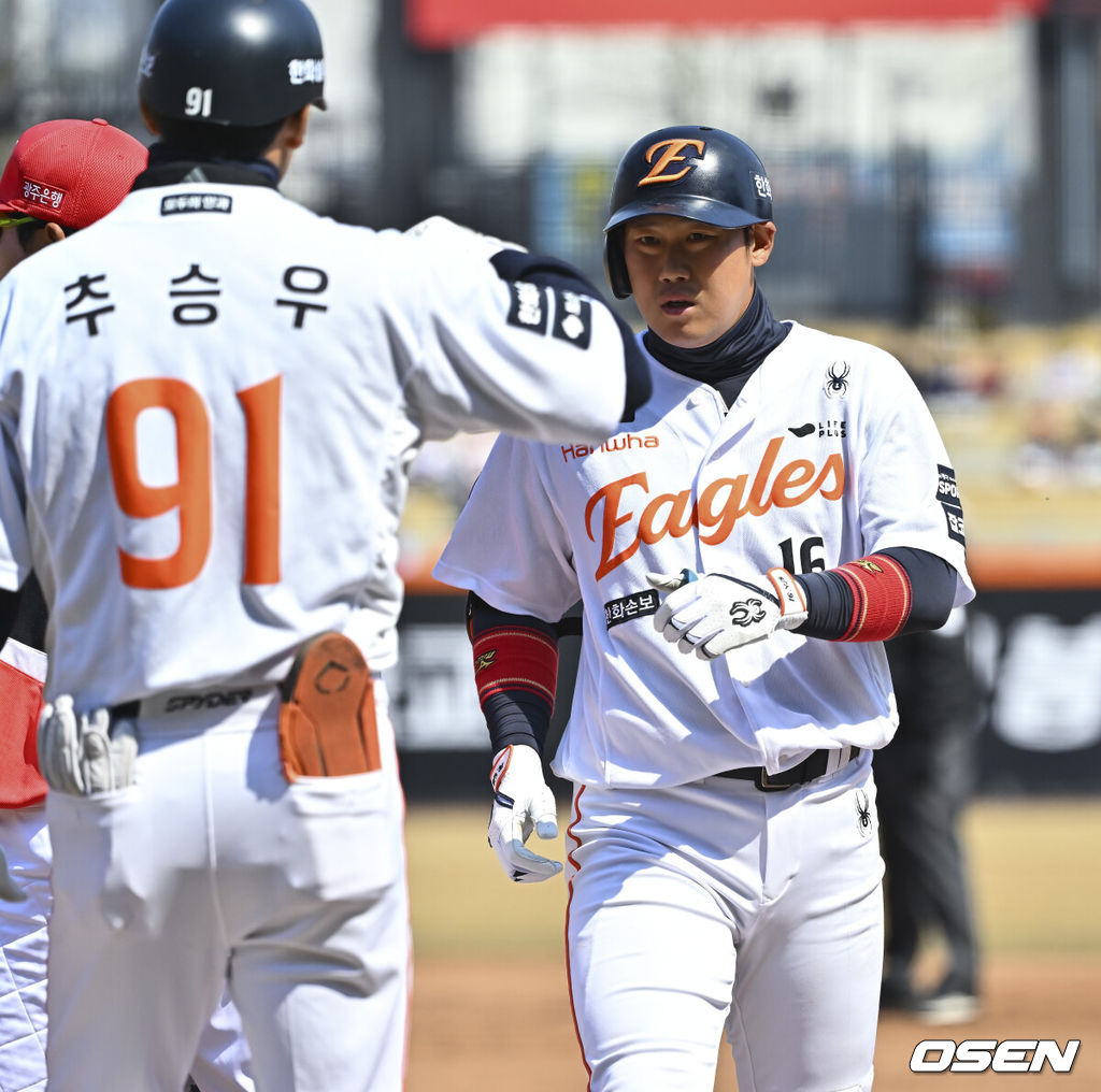 20일 오후 대전 한화생명볼파크에서 2026 신한 SOL KBO 리그 시범경기 한화 이글스와 KIA 타이거즈의 경기를 진행됐다.전날 한화는 4-5로 끌려가다 9회말 허인서의 동점 홈런과 김태연의 끝내기 홈런으로 7-5 역전승을 거두고 2연패를 끊었다.2회말 무사 2,3루 한화 하주석이 동점 적시타를 날리고 추승우 코치와 하이파이브를 하고 있다.   2026.03.20 / soul1014@osen.co.kr