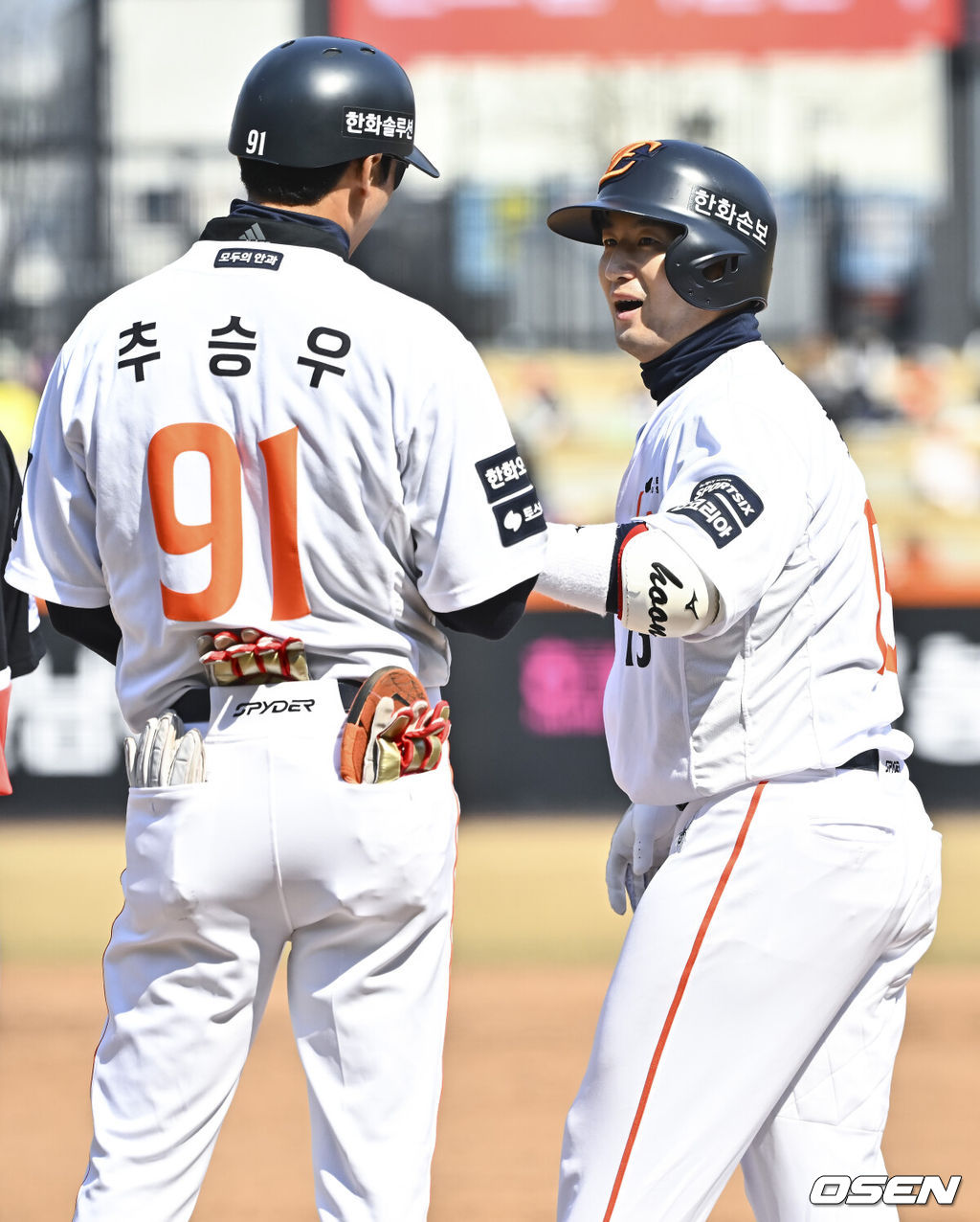 20일 오후 대전 한화생명볼파크에서 2026 신한 SOL KBO 리그 시범경기 한화 이글스와 KIA 타이거즈의 경기를 진행됐다.전날 한화는 4-5로 끌려가다 9회말 허인서의 동점 홈런과 김태연의 끝내기 홈런으로 7-5 역전승을 거두고 2연패를 끊었다.3회말 2사 3루 한화 최재훈이 1타점 적시타를 날린뒤 추승우 코치와 하이파이브를 하고 있다.   2026.03.20 / soul1014@osen.co.kr
