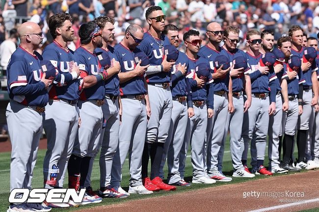 [사진] WBC 미국 야구대표팀 선수들이 국민의례를 하고 있다. ⓒGettyimages(무단전재 및 재배포 금지)