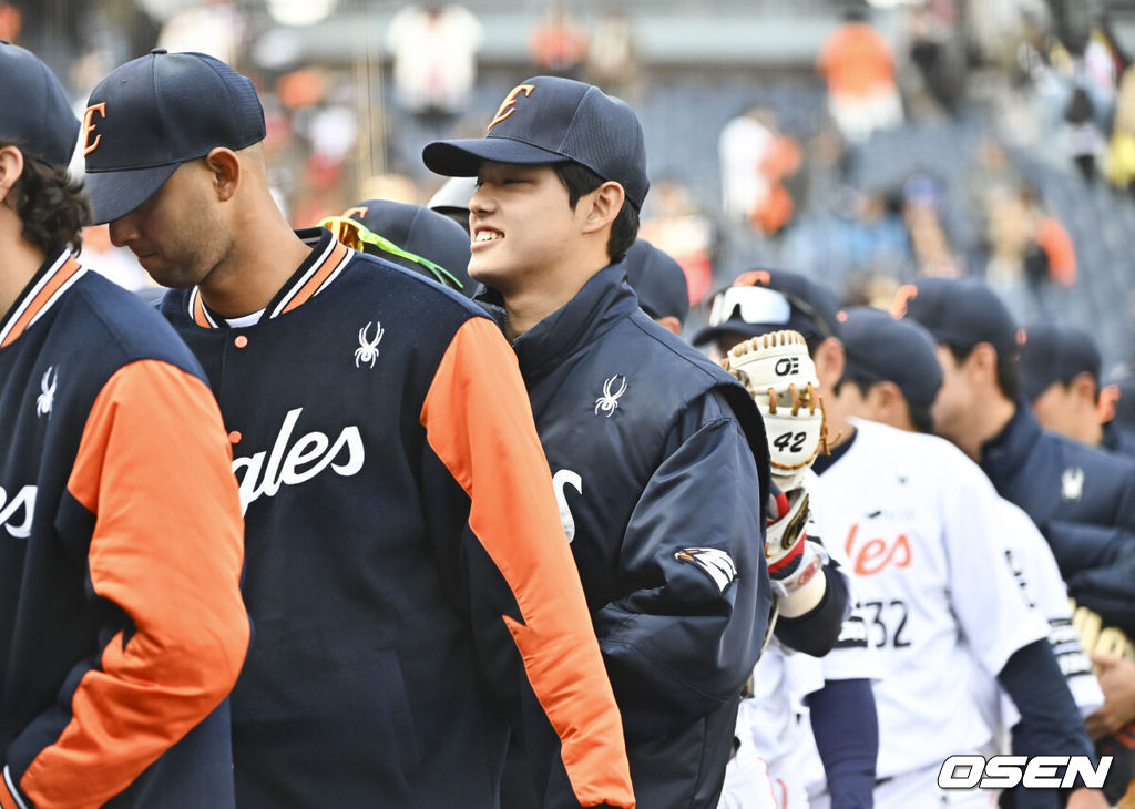 프로야구 한화 이글스가 KIA 마운드를 두드리고 시범경기 2연승을 달성했다.김경문 감독이 이끄는 한화는 20일 대전 한화생명 볼파크에서 열린 2026 신한 SOL KBO리그 KIA와의 시범경기에서 13-8로 승리했다. 전날 7-5 끝내기 승리를 거뒀던 한화는 이틀 연속 KIA를 잡고 시범경기 전적 4승4패를 만들었다.경기종료 후 한화 문동주가 코칭스태프와 하이파이브를 하고 있다    2026.03.20 / soul1014@osen.co.kr