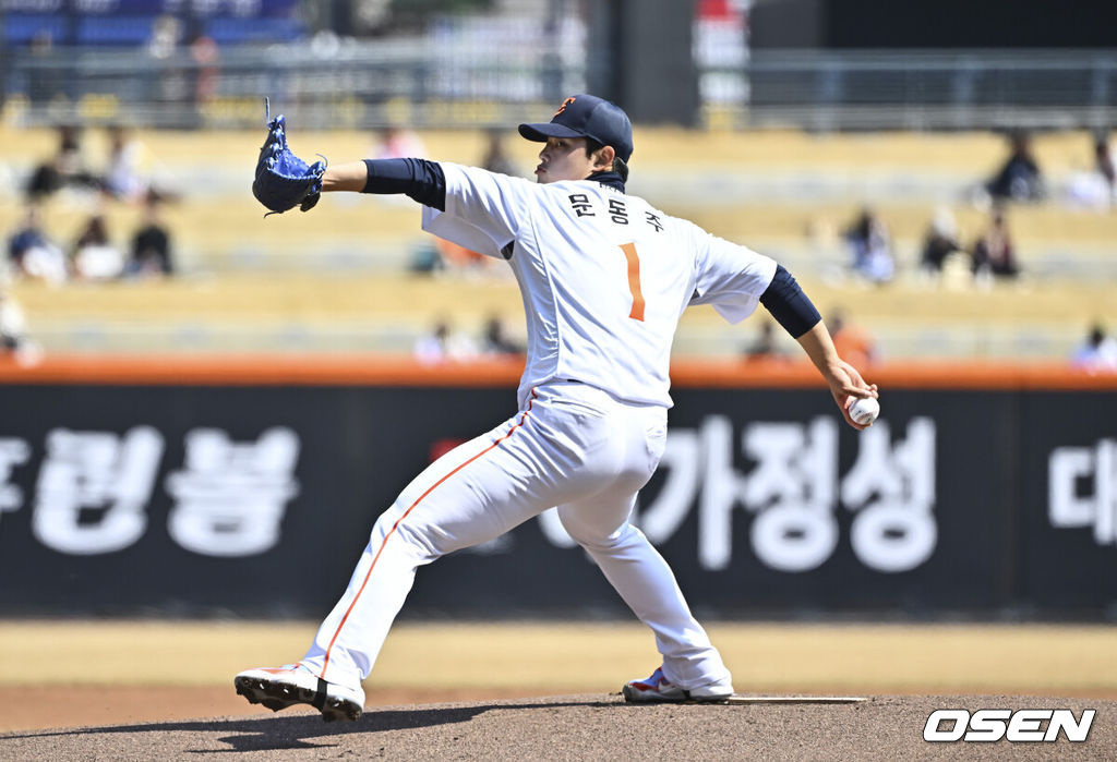 20일 오후 대전 한화생명볼파크에서 2026 신한 SOL KBO 리그 시범경기 한화 이글스와 KIA 타이거즈의 경기를 진행됐다.전날 한화는 4-5로 끌려가다 9회말 허인서의 동점 홈런과 김태연의 끝내기 홈런으로 7-5 역전승을 거두고 2연패를 끊었다.1회초 한화 선발투수 문동주가 역투하고 있다.   2026.03.20 / soul1014@osen.co.kr