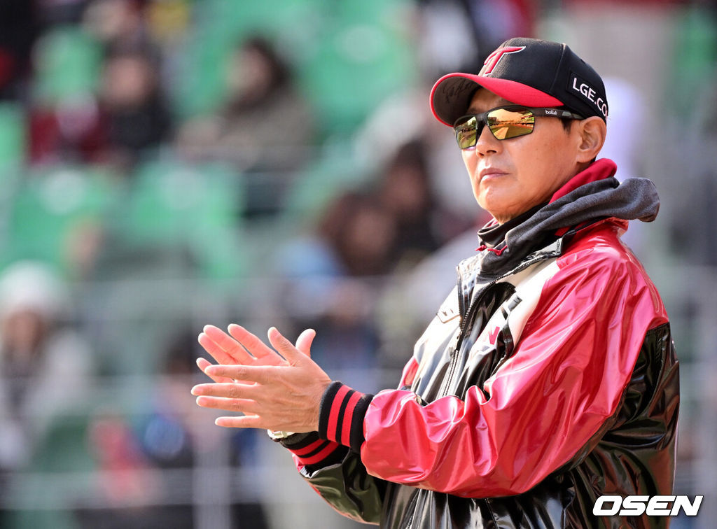 20일 인천 SSG랜더스필드에서 ‘2026 신한 SOL KBO리그’ 시범경기 SSG 랜더스와 LG 트윈스 경기가 열렸다.이날 경기는 방문팀 LG가 9-7로 승리했다.경기를 마치고 LG 염경엽 감독이 선수들을 맞이하며 박수를 보내고 있다. 2026.03.20 / dreamer@osen.co.kr