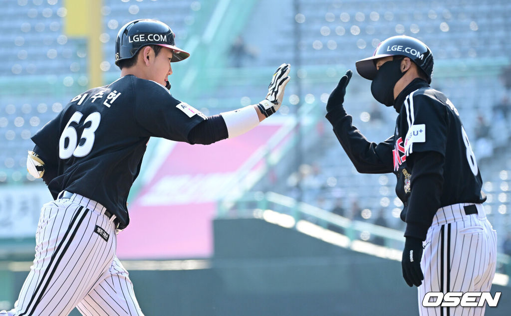 20일 인천 SSG랜더스필드에서 ‘2026 신한 SOL KBO리그’ 시범경기 SSG 랜더스와 LG 트윈스 경기가 열렸다.홈팀 SSG는 김민준, 방문팀 LG는 요니 치리노스를 선발로 내세웠다.8회초 무사 2루 상황 LG 이주헌이 달아나는 좌월 투런포를 날리고 그라운드를 돌며 정수성 코치와 인사를 나누고 있다. 2026.03.20 / dreamer@osen.co.kr