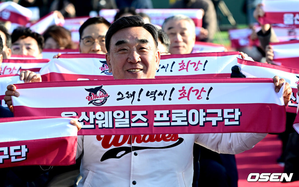 울산웨일즈 프로야구 창단식이 2일 오후 울산 문수야구장에서 열렸다.이날 창단식에는 김두겸 울산시장을 비롯해 허구연 KBO 총재, 김철욱 시 체육회장, 야구 관계자·선수단, 시민 등 500여 명이 참석했다. 울산웨일즈 프로야구단은 오는 3월 20일 KBO 퓨처스리그 개막전을 시작으로 시즌 일정에 돌입한다. 김두겸 울산시장이 포즈를 취하고 있다. 2026.02.02 / dreamer@osen.co.kr