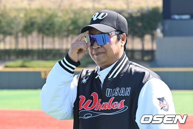 [OSEN=울산, 이석우 기자] 20일 울산 문수야구장에서 2026 메디힐 KBO 퓨처스리그 울산 웨일즈와 롯데 자이언츠의 경기가 열린다. KBO 퓨처스리그에 참여하는 첫 시민 구단 울산 웨일즈가 창단 첫 경기에서 어떤 경기력을 선보일지 기대된다.울산 웨일즈 장원진 감독이 선수들의 훈련을 지켜보고 있다. 2026.03.20 / foto0307@osen.co.kr