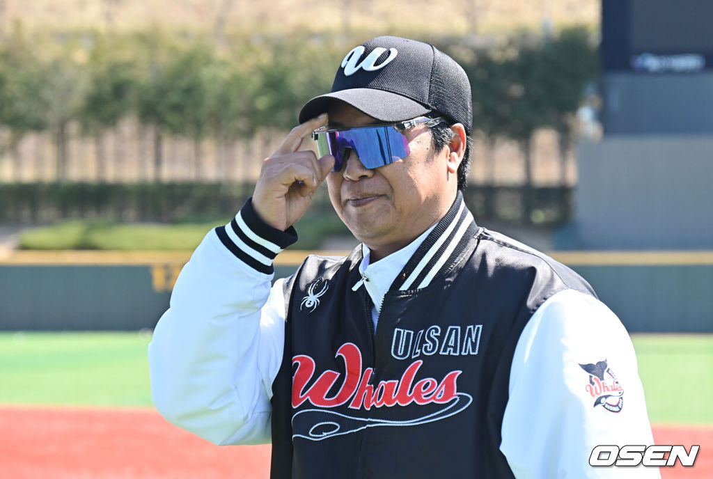 20일 울산 문수야구장에서 2026 메디힐 KBO 퓨처스리그 울산 웨일즈와 롯데 자이언츠의 경기가 열린다. KBO 퓨처스리그에 참여하는 첫 시민 구단 울산 웨일즈가 창단 첫 경기에서 어떤 경기력을 선보일지 기대된다.울산 웨일즈 장원진 감독이 선수들의 훈련을 지켜보고 있다. 2026.03.20 / foto0307@osen.co.kr