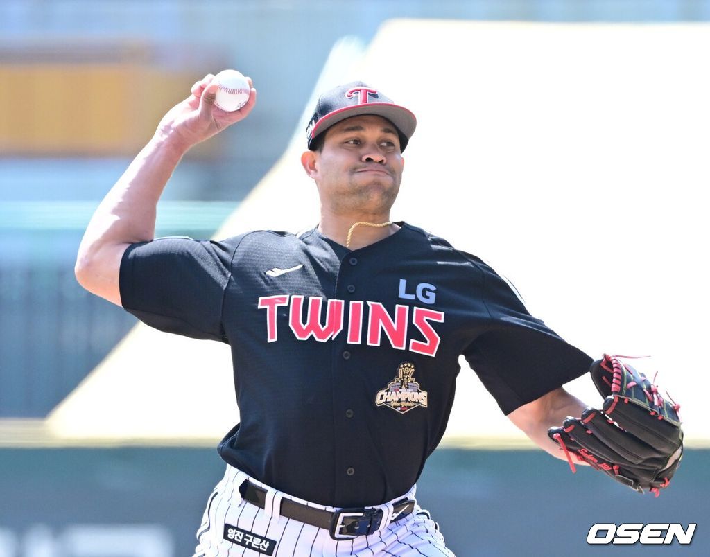 20일 인천 SSG랜더스필드에서 ‘2026 신한 SOL KBO리그’ 시범경기 SSG 랜더스와 LG 트윈스 경기가 열렸다.홈팀 SSG는 김민준, 방문팀 LG는 요니 치리노스를 선발로 내세웠다.1회말 LG 선발 요니 치리노스가 힘차게 공을 뿌리고 있다. 2026.03.20 / dreamer@osen.co.kr