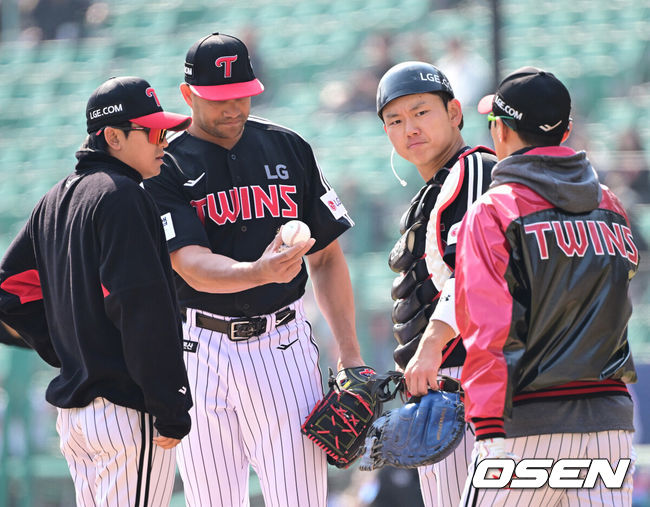 [OSEN=인천, 최규한 기자] 20일 인천 SSG랜더스필드에서 ‘2026 신한 SOL KBO리그’ 시범경기 SSG 랜더스와 LG 트윈스 경기가 열렸다.홈팀 SSG는 김민준, 방문팀 LG는 요니 치리노스를 선발로 내세웠다.5회말 1사 만루 상황 LG 선발 요니 치리노스가 마운드를 내려가며 김광삼 코치에게 공을 넘기고 있다. 2026.03.20 / dreamer@osen.co.kr