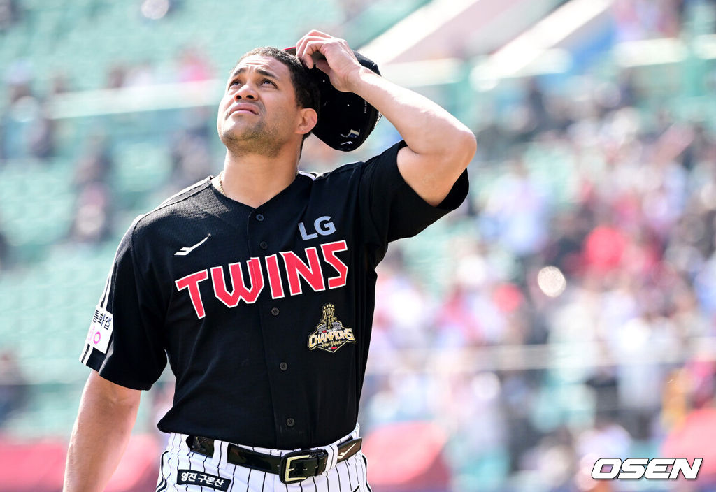 20일 인천 SSG랜더스필드에서 ‘2026 신한 SOL KBO리그’ 시범경기 SSG 랜더스와 LG 트윈스 경기가 열렸다.홈팀 SSG는 김민준, 방문팀 LG는 요니 치리노스를 선발로 내세웠다.5회말 1사 만루 상황 LG 선발 요니 치리노스가 마운드를 내려가고 있다. 2026.03.20 / dreamer@osen.co.kr