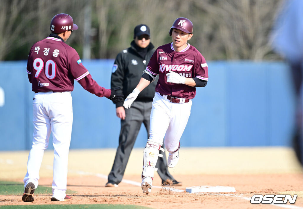 12일 경기도 이천 두산베어스파크에서 ‘2026 신한 SOL KBO리그’ 시범경기 두산 베어스와 키움 히어로즈의 경기가 열렸다.시범경기는 오늘(12일)부터 오는 24일까지 진행되며, 각 팀이 12경기씩 치러 총 60경기가 펼쳐질 예정이다.8회초 1사 주자없는 상황 키움 서건창이 추격의 우월 솔로포를 날리고 그라운드를 돌고 있다. 2026.03.12 / dreamer@osen.co.kr