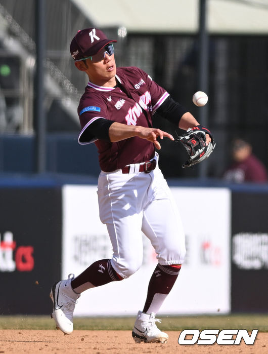 [OSEN=수원, 조은정 기자]19일 경기도 수원 KT위즈파크에서 ‘2026 신한 SOL KBO리그’ 시범경기 KT 위즈와 키움 히어로즈의 경기가 열렸다.KT는 선발 투수로 보쉴리를, 키움은 김윤하를 마운드에 올렸다.8회말 2사 1루 키움 3루수 서건창이 KT 조대현의 땅볼을 처리하고 있다. 2026.03.19 /cej@osen.co.kr