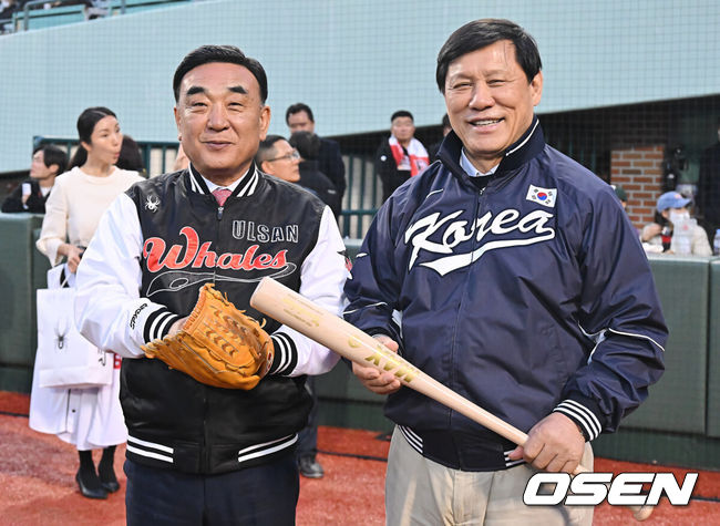 [OSEN=울산, 이석우 기자] 20일 울산 문수야구장에서 2026 메디힐 KBO 퓨처스리그 울산 웨일즈와 롯데 자이언츠의 경기가 열렸다. 울산은 오카다를 선발로, 롯데는 현도훈을 선발로 출전시켰다.울산 김두겸 시장과 허구연 KBO 총재가 기념촬영을 하고 있다. 2026.03.20 / foto0307@osen.co.kr