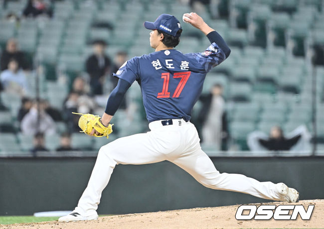 [OSEN=울산, 이석우 기자] 20일 울산 문수야구장에서 2026 메디힐 KBO 퓨처스리그 울산 웨일즈와 롯데 자이언츠의 경기가 열렸다. 울산은 오카다를 선발로, 롯데는 현도훈을 선발로 출전시켰다.롯데 자이언츠 현도훈이 역투하고 있다. 2026.03.20 / foto0307@osen.co.kr