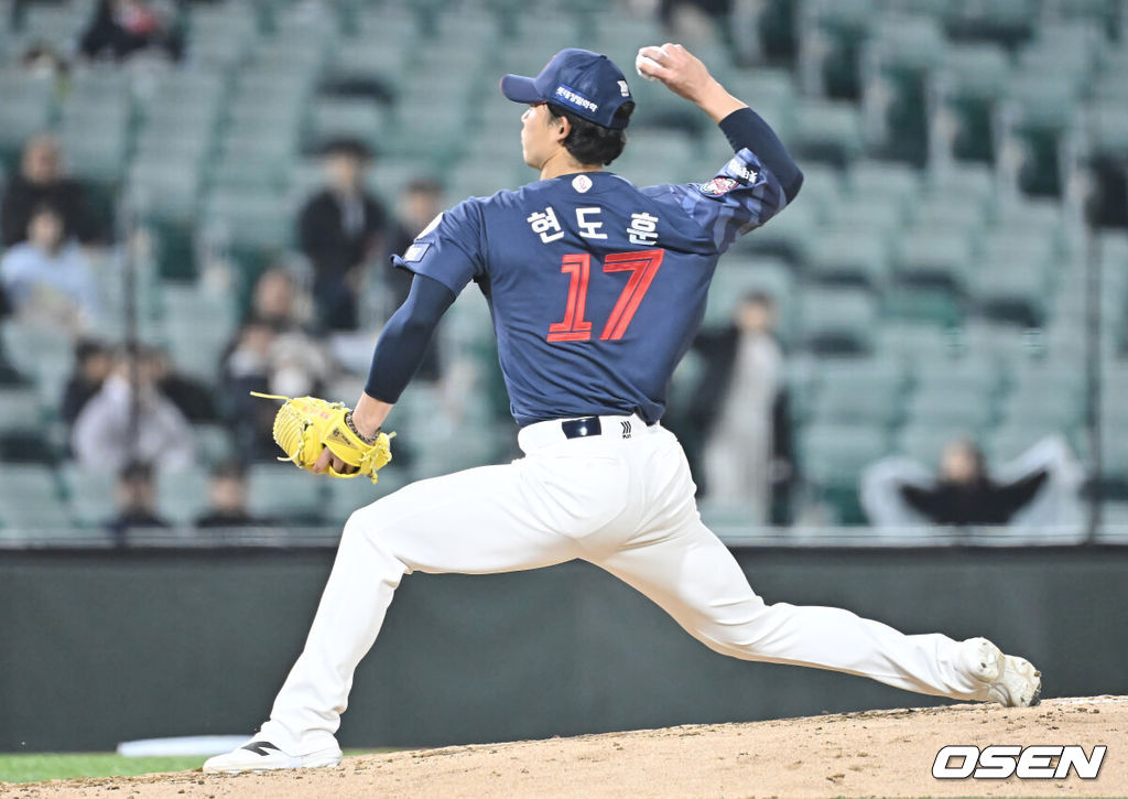 20일 울산 문수야구장에서 2026 메디힐 KBO 퓨처스리그 울산 웨일즈와 롯데 자이언츠의 경기가 열렸다. 울산은 오카다를 선발로, 롯데는 현도훈을 선발로 출전시켰다.롯데 자이언츠 현도훈이 역투하고 있다. 2026.03.20 / foto0307@osen.co.kr