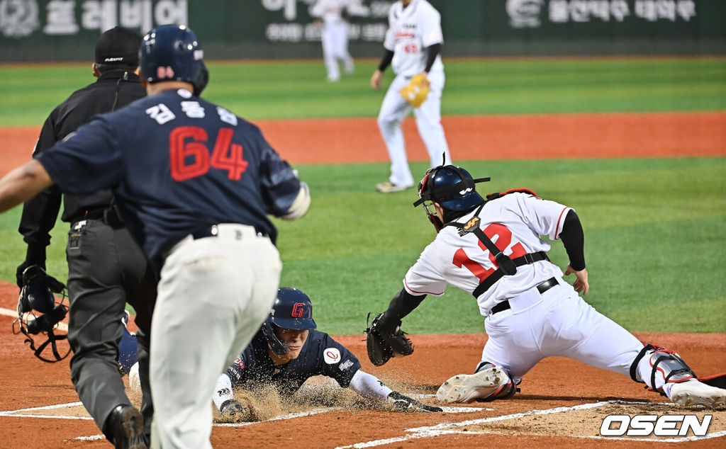 20일 울산 문수야구장에서 2026 메디힐 KBO 퓨처스리그 울산 웨일즈와 롯데 자이언츠의 경기가 열렸다. 울산은 오카다를 선발로, 롯데는 현도훈을 선발로 출전시켰다.롯데 자이언츠 황성빈이 1회초 득점을 올리고 있다. 2026.03.20 / foto0307@osen.co.kr