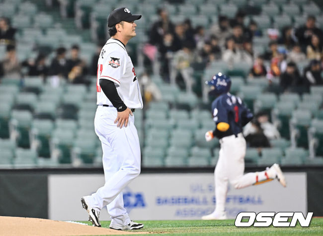 [OSEN=울산, 이석우 기자] 20일 울산 문수야구장에서 2026 메디힐 KBO 퓨처스리그 울산 웨일즈와 롯데 자이언츠의 경기가 열렸다. 울산은 오카다를 선발로, 롯데는 현도훈을 선발로 출전시켰다.울산 웨일즈 선발 투수 오카다가 2회초 롯데 자이언츠 신윤후에게 솔로 홈런을 맞고 아쉬워하고 있다. 2026.03.20 / foto0307@osen.co.kr