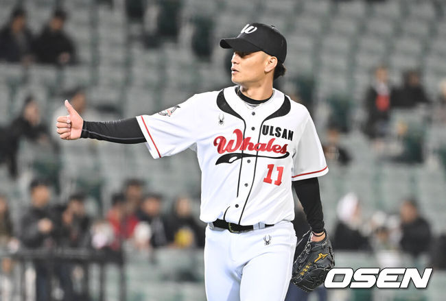 [OSEN=울산, 이석우 기자] 20일 울산 문수야구장에서 2026 메디힐 KBO 퓨처스리그 울산 웨일즈와 롯데 자이언츠의 경기가 열렸다. 울산은 오카다를 선발로, 롯데는 현도훈을 선발로 출전시켰다.울산 웨일즈 고바야시가 7회초 수비를 마치고 홀을 보며 엄지척을 하고 있다. 2026.03.20 / foto0307@osen.co.kr