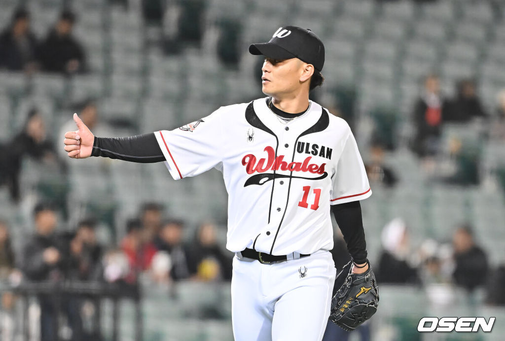 20일 울산 문수야구장에서 2026 메디힐 KBO 퓨처스리그 울산 웨일즈와 롯데 자이언츠의 경기가 열렸다. 울산은 오카다를 선발로, 롯데는 현도훈을 선발로 출전시켰다.울산 웨일즈 고바야시가 7회초 수비를 마치고 홀을 보며 엄지척을 하고 있다. 2026.03.20 / foto0307@osen.co.kr