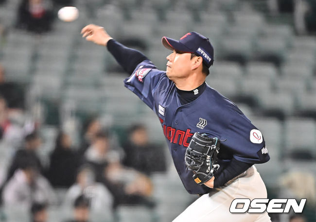 [OSEN=울산, 이석우 기자] 20일 울산 문수야구장에서 2026 메디힐 KBO 퓨처스리그 울산 웨일즈와 롯데 자이언츠의 경기가 열렸다. 울산은 오카다를 선발로, 롯데는 현도훈을 선발로 출전시켰다.롯데 자이언츠 김태혁이 역투하고 있다. 2026.03.20 / foto0307@osen.co.kr