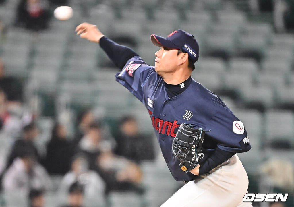 20일 울산 문수야구장에서 2026 메디힐 KBO 퓨처스리그 울산 웨일즈와 롯데 자이언츠의 경기가 열렸다. 울산은 오카다를 선발로, 롯데는 현도훈을 선발로 출전시켰다.롯데 자이언츠 김태혁이 역투하고 있다. 2026.03.20 / foto0307@osen.co.kr