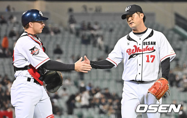 [OSEN=울산, 이석우 기자] 20일 울산 문수야구장에서 2026 메디힐 KBO 퓨처스리그 울산 웨일즈와 롯데 자이언츠의 경기가 열렸다. 울산은 오카다를 선발로, 롯데는 현도훈을 선발로 출전시켰다.울산 웨일즈 선발투수 오카다가 4회초 수비를 마치고 홀과 하이파이브를 하고 있다. 2026.03.20 / foto0307@osen.co.kr