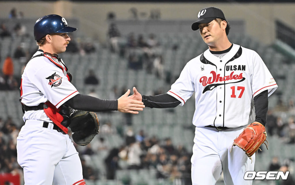 20일 울산 문수야구장에서 2026 메디힐 KBO 퓨처스리그 울산 웨일즈와 롯데 자이언츠의 경기가 열렸다. 울산은 오카다를 선발로, 롯데는 현도훈을 선발로 출전시켰다.울산 웨일즈 선발투수 오카다가 4회초 수비를 마치고 홀과 하이파이브를 하고 있다. 2026.03.20 / foto0307@osen.co.kr
