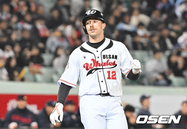 [OSEN=울산, 이석우 기자] 20일 울산 문수야구장에서 2026 메디힐 KBO 퓨처스리그 울산 웨일즈와 롯데 자이언츠의 경기가 열렸다. 울산은 오카다를 선발로, 롯데는 현도훈을 선발로 출전시켰다.울산 웨일즈 홀이 파울을 치고 타석으로 돌아가고 있다. 2026.03.20 / foto0307@osen.co.kr
