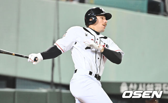 [OSEN=울산, 이석우 기자] 20일 울산 문수야구장에서 2026 메디힐 KBO 퓨처스리그 울산 웨일즈와 롯데 자이언츠의 경기가 열렸다. 울산은 오카다를 선발로, 롯데는 현도훈을 선발로 출전시켰다.울산 웨일즈 홀이 힘찬 타격을 하고 있다. 2026.03.20 / foto0307@osen.co.kr