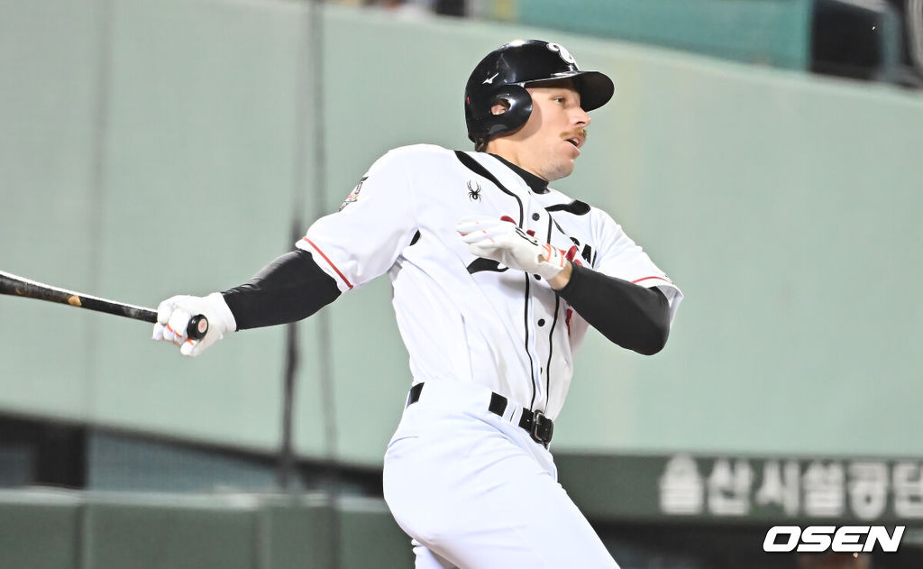 20일 울산 문수야구장에서 2026 메디힐 KBO 퓨처스리그 울산 웨일즈와 롯데 자이언츠의 경기가 열렸다. 울산은 오카다를 선발로, 롯데는 현도훈을 선발로 출전시켰다.울산 웨일즈 홀이 힘찬 타격을 하고 있다. 2026.03.20 / foto0307@osen.co.kr