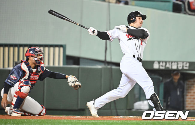 [OSEN=울산, 이석우 기자] 20일 울산 문수야구장에서 2026 메디힐 KBO 퓨처스리그 울산 웨일즈와 롯데 자이언츠의 경기가 열렸다. 울산은 오카다를 선발로, 롯데는 현도훈을 선발로 출전시켰다.울산 웨일즈 홀이 힘찬 타격을 하고 있다. 2026.03.20 / foto0307@osen.co.kr