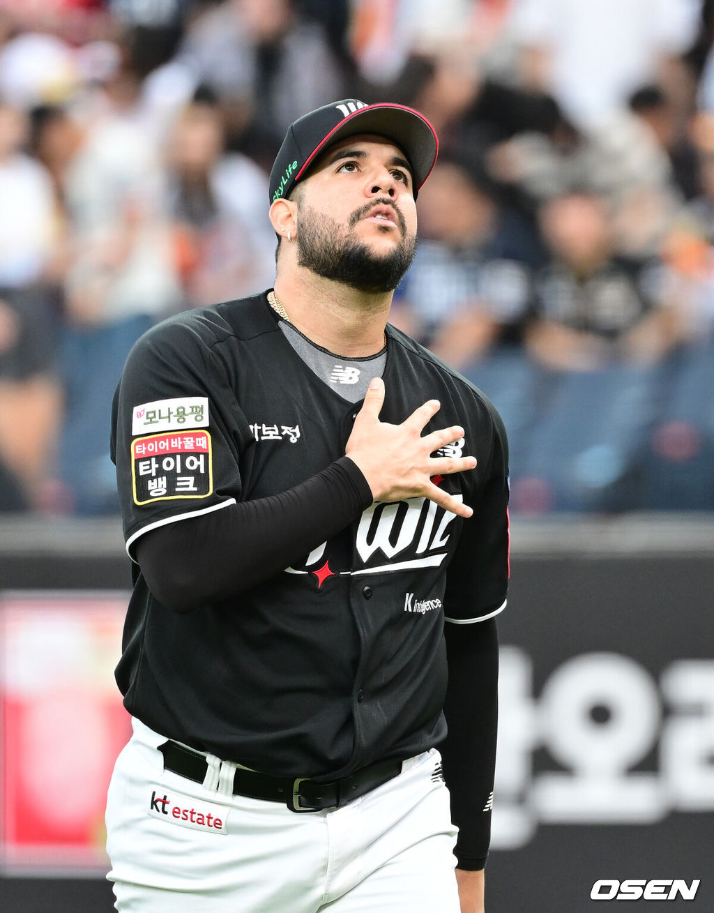 5일 오후 대전 한화생명볼파크에서 ‘2025 신한 SOL Bank KBO리그’ 한화 이글스와 KT 위즈의 경기가 열렸다.이날 홈팀 한화는 류현진, KT는 헤이수스를 선발로 내세웠다.2회말 종료 후 KT 헤이수스가 더그아웃으로 이동하고 있다. 2025.06.05 / ksl0919@osen.co.kr