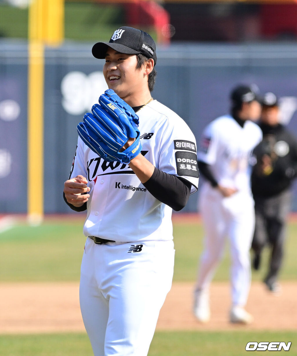 프로야구 KT 위즈가 투타조화를 이루며 시범경기 최하위에서 탈출했다. KT는 20일 수원 KT위즈파크에서 열린 ‘2026 신한은행 SOL Bank KBO리그’ 키움 히어로즈와의 시범경기에서 4-1로 승리하고 시범경기 최하위에서 탈출했다. 2승 2무 4패를 기록중이다. 키움은 지난 19일 승리로 꼴찌에서 탈출했지만 이날 패배로 다시 10위(2승 1무 5패)로 주저앉았다. 경기를 마치고 KT 박영현이 승리를 기뻐하고 있다. 2026.03.20 / jpnews@osen.co.kr