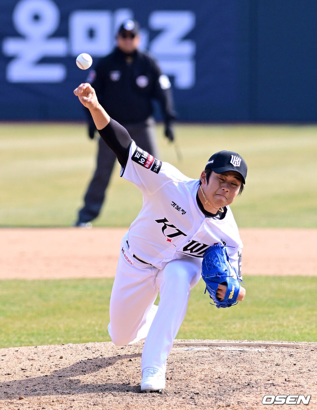 프로야구 KT 위즈가 투타조화를 이루며 시범경기 최하위에서 탈출했다. KT는 20일 수원 KT위즈파크에서 열린 ‘2026 신한은행 SOL Bank KBO리그’ 키움 히어로즈와의 시범경기에서 4-1로 승리하고 시범경기 최하위에서 탈출했다. 2승 2무 4패를 기록중이다. 키움은 지난 19일 승리로 꼴찌에서 탈출했지만 이날 패배로 다시 10위(2승 1무 5패)로 주저앉았다. 9회초 KT 박영현이 역투하고 있다. 2026.03.20 / jpnews@osen.co.kr