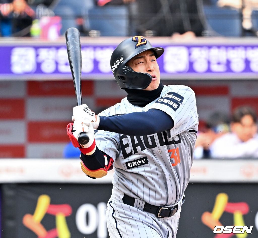 7회말 2사 대타로 나온 한화 손아섭이 투수 앞 땅볼 타구를 때리고 있다. 2026.03.12 /rumi@osen.co.kr