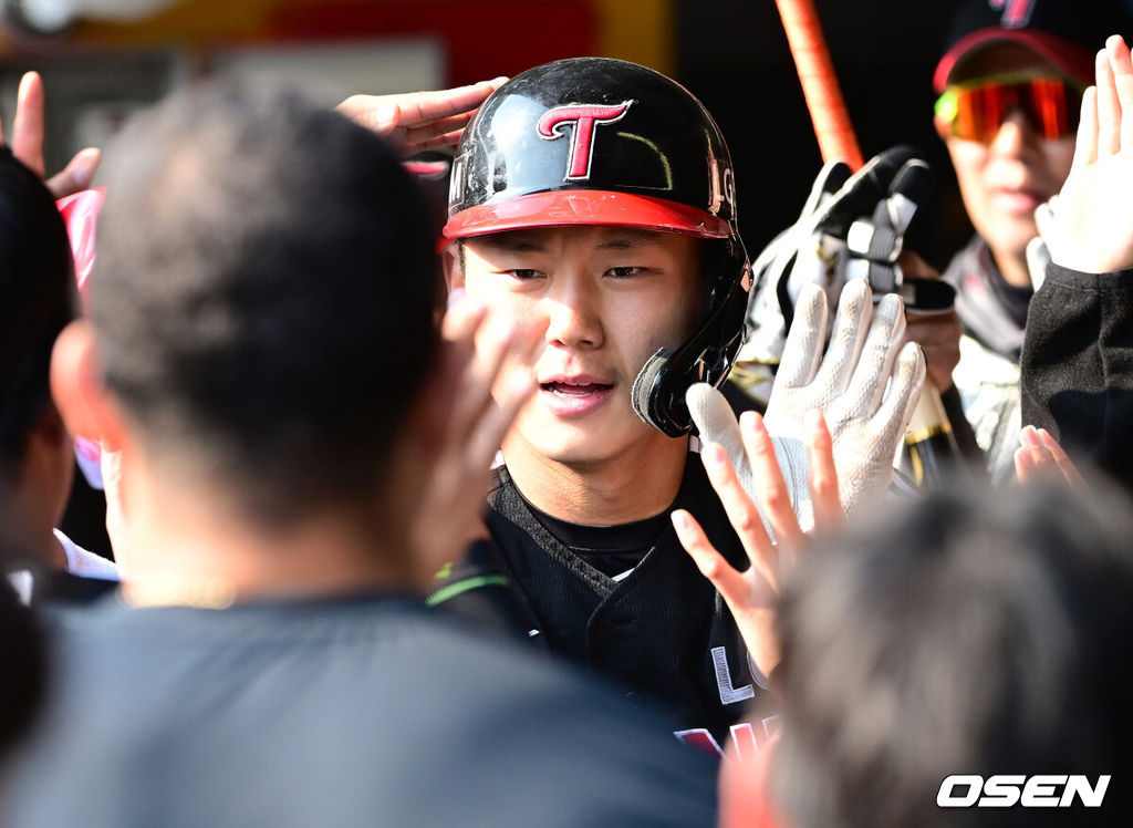 20일 인천 SSG랜더스필드에서 ‘2026 신한 SOL KBO리그’ 시범경기 SSG 랜더스와 LG 트윈스 경기가 열렸다.홈팀 SSG는 김민준, 방문팀 LG는 요니 치리노스를 선발로 내세웠다.8회초 무사 2루 상황 LG 이주헌이 달아나는 좌월 투런포를 날리고 더그아웃 동료들과 인사를 나누고 있다. 2026.03.20 / dreamer@osen.co.kr