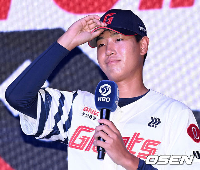 [OSEN=이대선 기자] 17일 오후 7일 오후 서울 롯데호텔 월드에서 ‘2026 KBO 신인 드래프트’가 열렸다.이번 드래프트는 전면 드래프트 방식으로 총 11라운드에 걸쳐 진행된다. 대상자는 총 1천261명으로, 고등학교 졸업 예정자 930명, 대학교 졸업 예정자 216명, 얼리 드래프트 신청자 51명, 해외 아마추어·프로 출신 선수 19명이다. 이 중 최대 110명이 KBO 10개 구단의 부름을 받게 된다.롯데에 지명된 동산고 신동건이 기념촬영을 하고 있다. 2025.09.17 /sunday@osen.co.kr