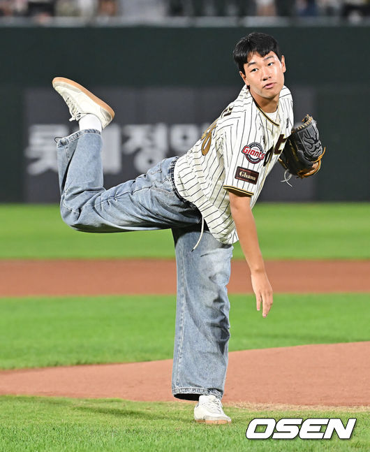 [OSEN=부산, 이석우 기자] 26일 부산 사직야구장에서 2025 신한 SOL 뱅크 KBO 리그 롯데 자이언츠와 삼성 라이온즈의 경기가 열렸다. 홈팀 롯데는 박준우가, 방문팀 삼성은 원태인이 선발 출전했다.롯데 자이언츠 신인 선수 신동건이 시구를 하고 있다. 2025.09.26 / foto0307@osen.co.kr