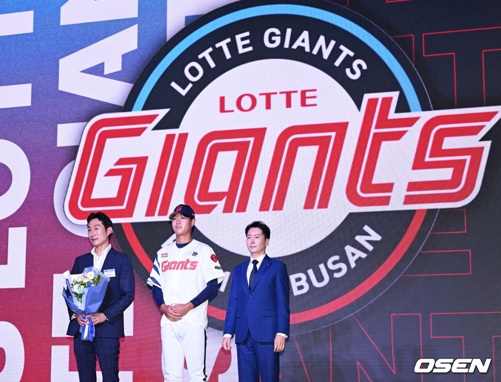 17일 오후 7일 오후 서울 롯데호텔 월드에서 ‘2026 KBO 신인 드래프트’가 열렸다.이번 드래프트는 전면 드래프트 방식으로 총 11라운드에 걸쳐 진행된다. 대상자는 총 1천261명으로, 고등학교 졸업 예정자 930명, 대학교 졸업 예정자 216명, 얼리 드래프트 신청자 51명, 해외 아마추어·프로 출신 선수 19명이다. 이 중 최대 110명이 KBO 10개 구단의 부름을 받게 된다.롯데에 지명된 동산고 신동건이 기념촬영을 하고 있다. 2025.09.17 /sunday@osen.co.kr