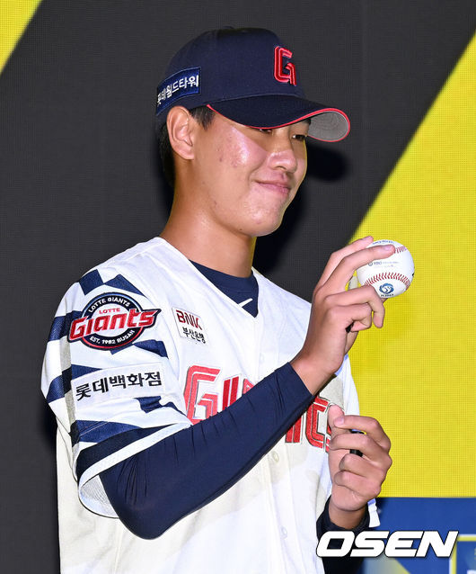 [OSEN=이대선 기자] 17일 오후 7일 오후 서울 롯데호텔 월드에서 ‘2026 KBO 신인 드래프트’가 열렸다.이번 드래프트는 전면 드래프트 방식으로 총 11라운드에 걸쳐 진행된다. 대상자는 총 1천261명으로, 고등학교 졸업 예정자 930명, 대학교 졸업 예정자 216명, 얼리 드래프트 신청자 51명, 해외 아마추어·프로 출신 선수 19명이다. 이 중 최대 110명이 KBO 10개 구단의 부름을 받게 된다.롯데에 지명된 동산고 신동건이 기념촬영을 하고 있다. 2025.09.17 /sunday@osen.co.kr