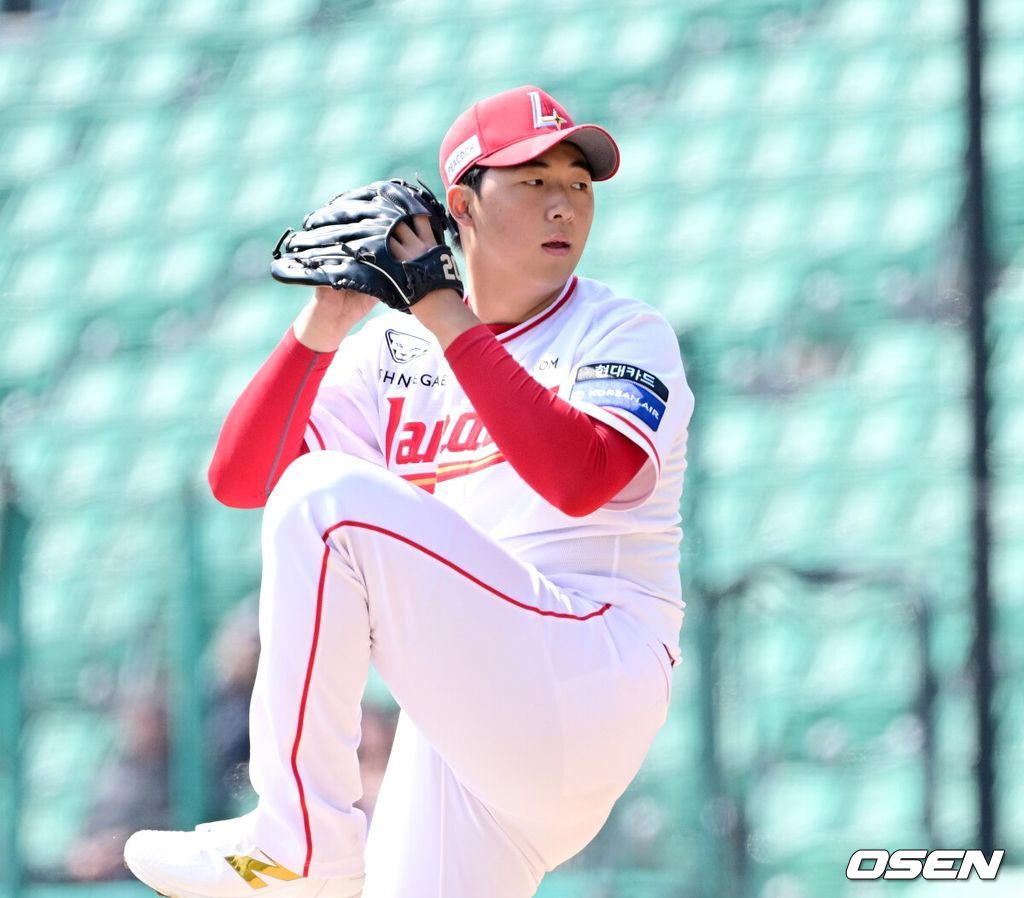 20일 인천 SSG랜더스필드에서 ‘2026 신한 SOL KBO리그’ 시범경기 SSG 랜더스와 LG 트윈스 경기가 열렸다.홈팀 SSG는 김민준, 방문팀 LG는 요니 치리노스를 선발로 내세웠다.1회초 SSG 선발 김민준이 힘차게 공을 뿌리고 있다. 2026.03.20 / dreamer@osen.co.kr