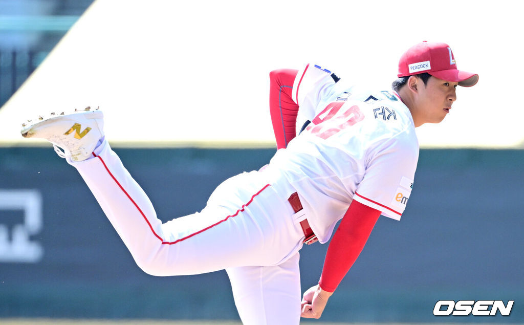 20일 인천 SSG랜더스필드에서 ‘2026 신한 SOL KBO리그’ 시범경기 SSG 랜더스와 LG 트윈스 경기가 열렸다.홈팀 SSG는 김민준, 방문팀 LG는 요니 치리노스를 선발로 내세웠다.1회초 SSG 선발 김민준이 힘차게 공을 뿌리고 있다. 2026.03.20 / dreamer@osen.co.kr