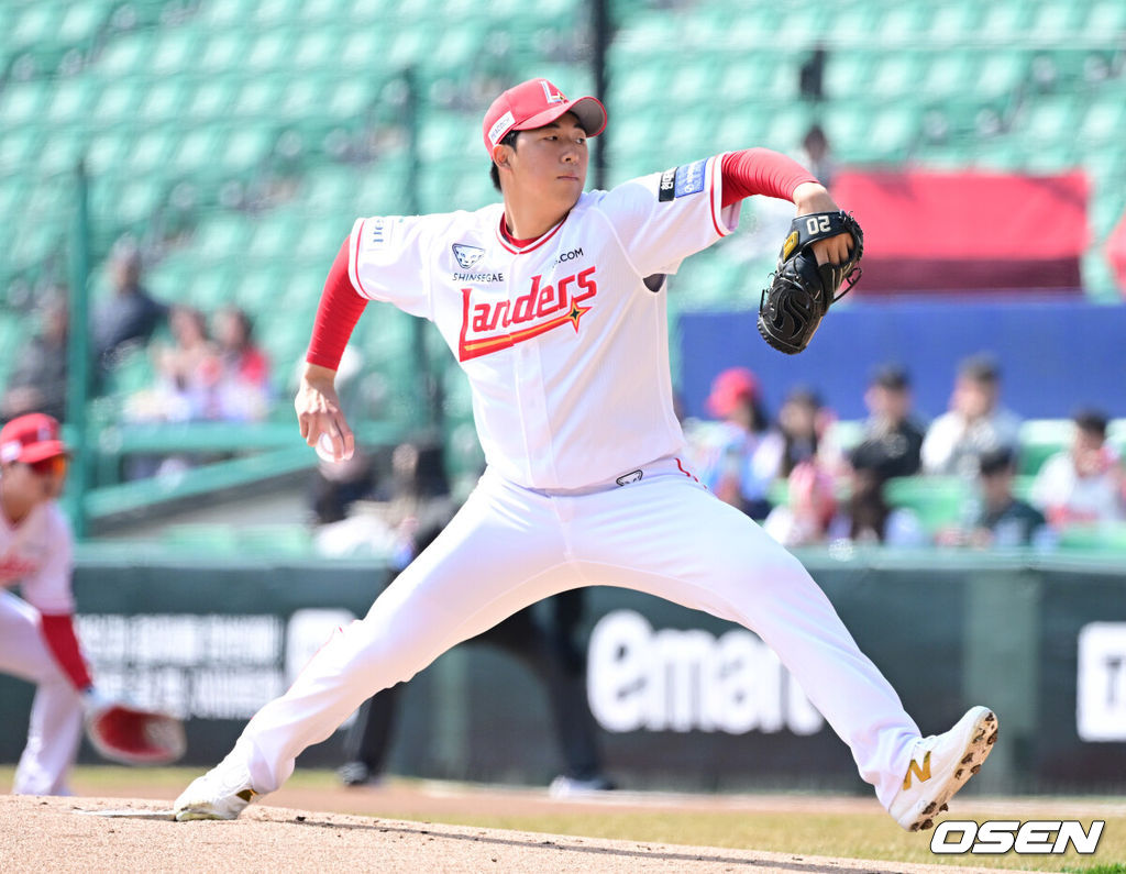 20일 인천 SSG랜더스필드에서 ‘2026 신한 SOL KBO리그’ 시범경기 SSG 랜더스와 LG 트윈스 경기가 열렸다.홈팀 SSG는 김민준, 방문팀 LG는 요니 치리노스를 선발로 내세웠다.1회초 SSG 선발 김민준이 힘차게 공을 뿌리고 있다. 2026.03.20 / dreamer@osen.co.kr