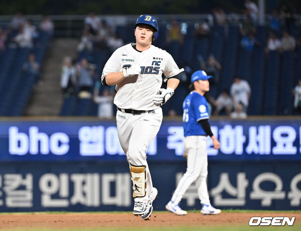 21일 창원NC파크에서 2025 신한 SOL 뱅크 KBO 리그 NC 다이노스와 삼성 라이온즈의 경기가 열렸다. 홈팀 NC는 로건이, 방문팀 삼성은 가라비토가 선발 출전했다. NC 다이노스 김형준이 3회말 중월 솔로 홈런을 치고 그라운드를 돌고 있다. 2025.08.21 / foto0307@osen.co.kr