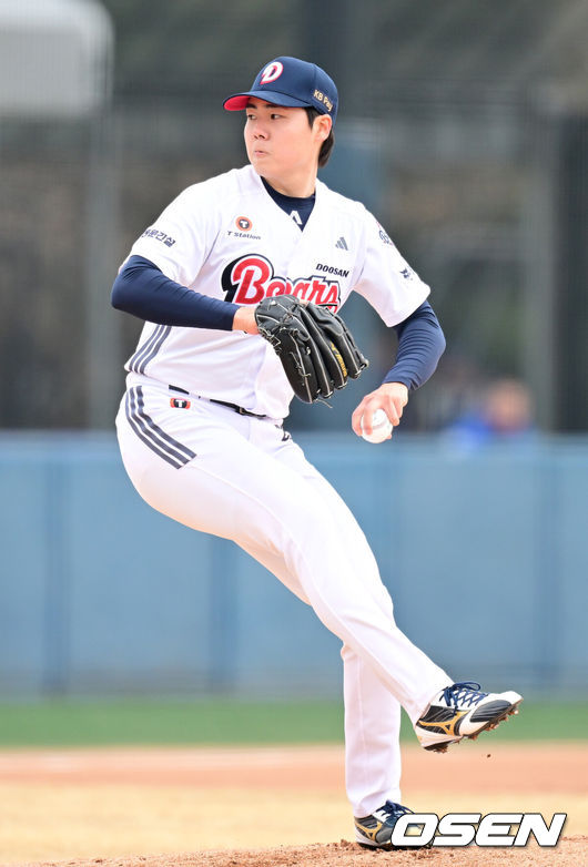 [OSEN=이천, 최규한 기자] 15일 경기도 이천 두산베어스파크에서 ‘2026 신한 SOL KBO리그’ 시범경기 두산 베어스와 삼성 라이온즈의 경기가 열렸다.홈팀 두산은 최승용, 방문팀 삼성은 임기영을 선발로 내세웠다.두산 선발 최승용이 힘차게 공을 뿌리고 있다. 2026.03.15 / dreamer@osen.co.kr