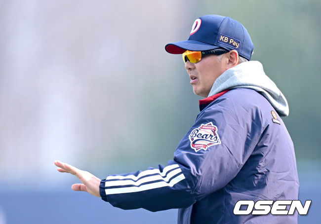 [OSEN=이천, 최규한 기자] 15일 경기도 이천 두산베어스파크에서 ‘2026 신한 SOL KBO리그’ 시범경기 두산 베어스와 삼성 라이온즈의 경기가 열렸다.이날 경기는 홈팀 두산이 8-2로 승리를 거뒀다.경기를 마치고 승리한 두산 김원형 감독이 선수들을 맞이하고 있다. 2026.03.15 / dreamer@osen.co.kr